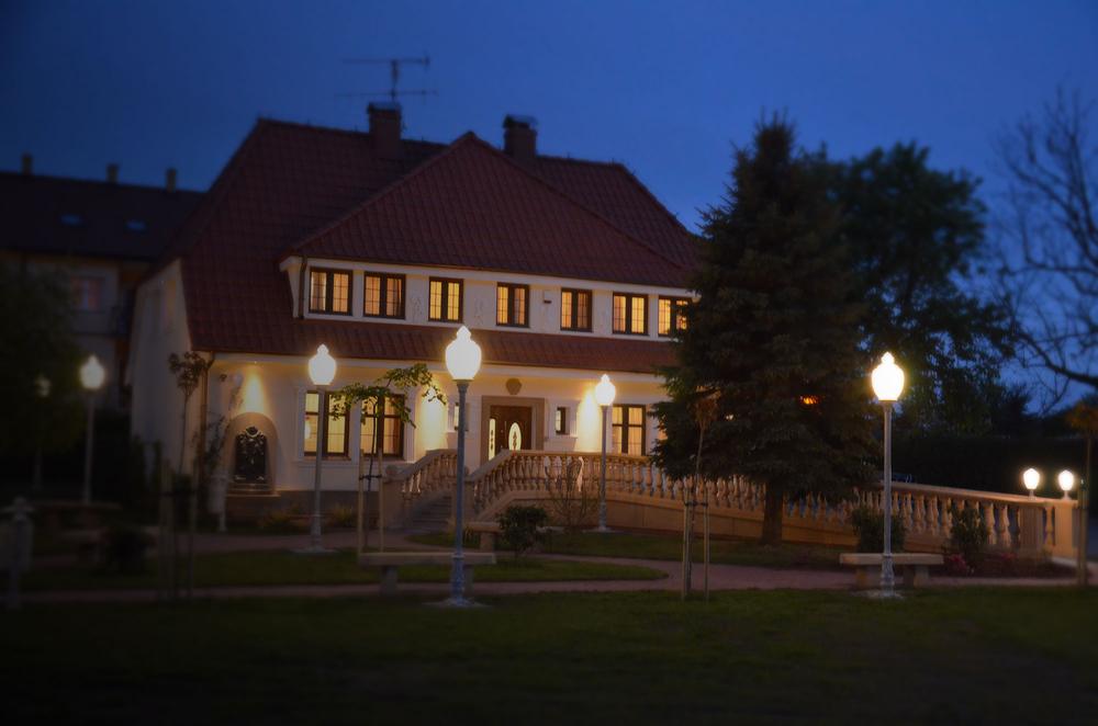 Willa u Babci Maliny w Sarbinowie wieczorem — oświetlone alejki i taras